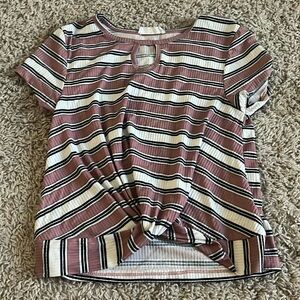 Beautiful trendy T-shirt very comfortable!!